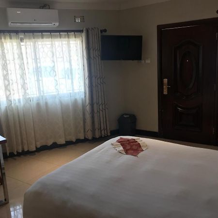 Northern Rock Hotel Mpika エクステリア 写真