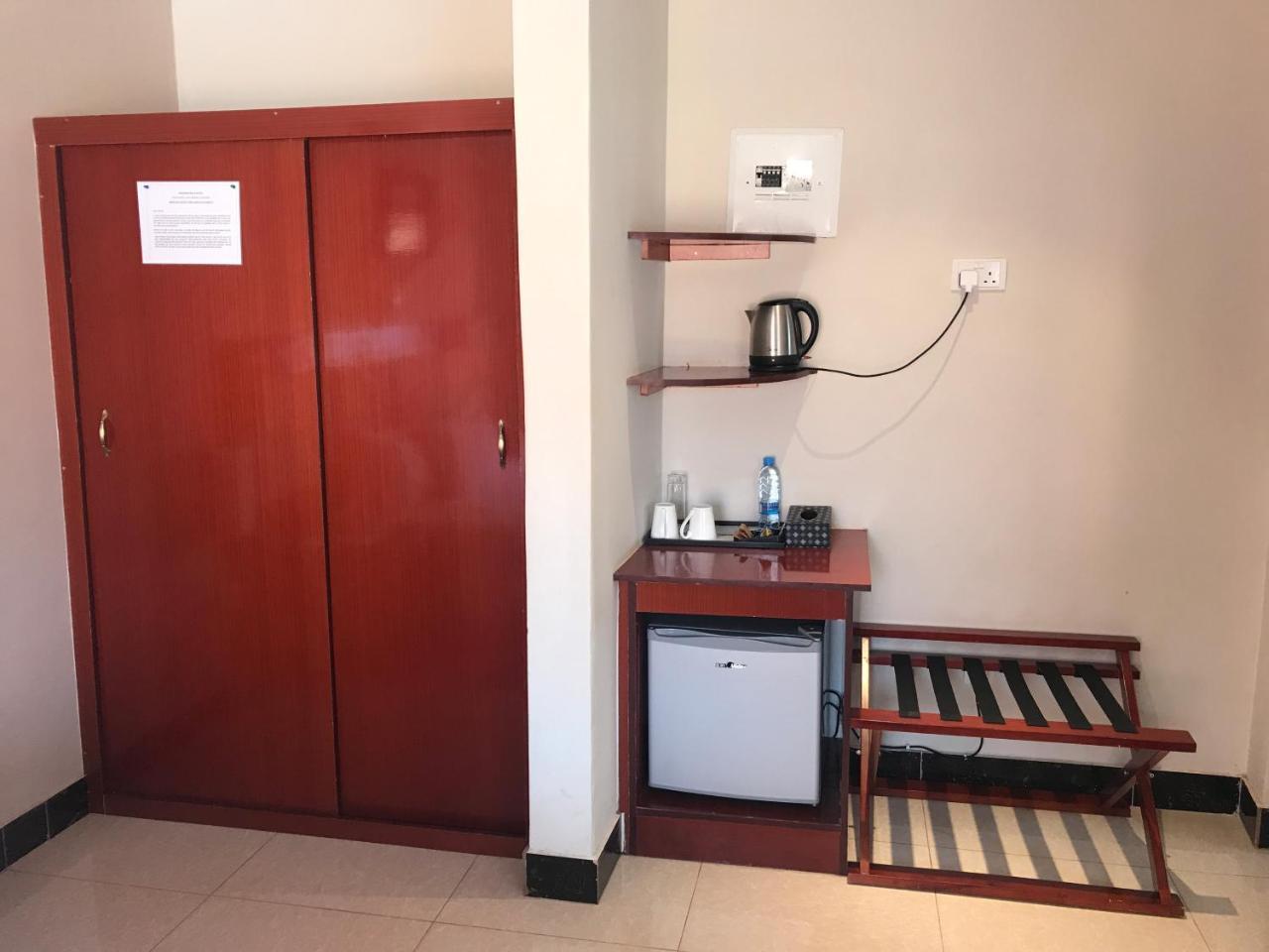 Northern Rock Hotel Mpika エクステリア 写真