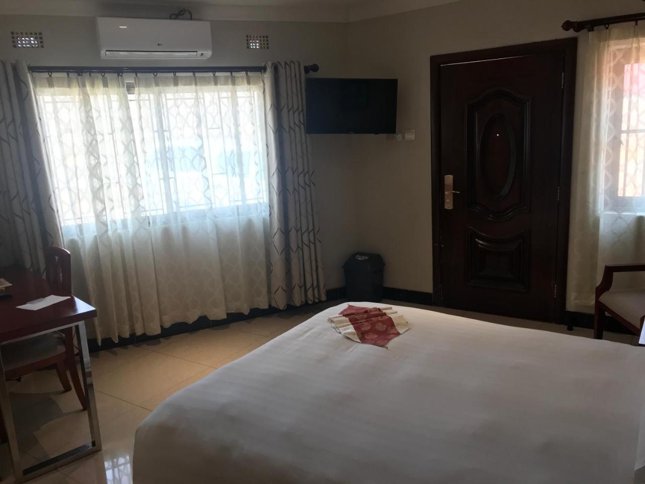 Northern Rock Hotel Mpika エクステリア 写真